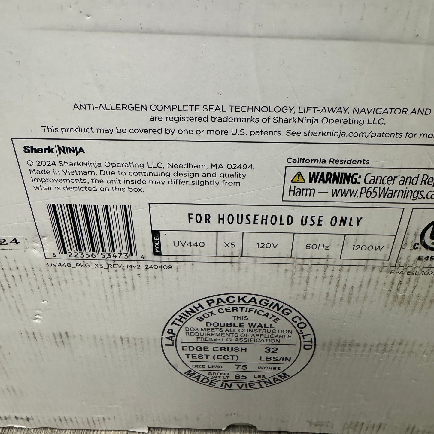 New Shark Navigator Lift-Away Deluxe Vacuum Cleaner UV440