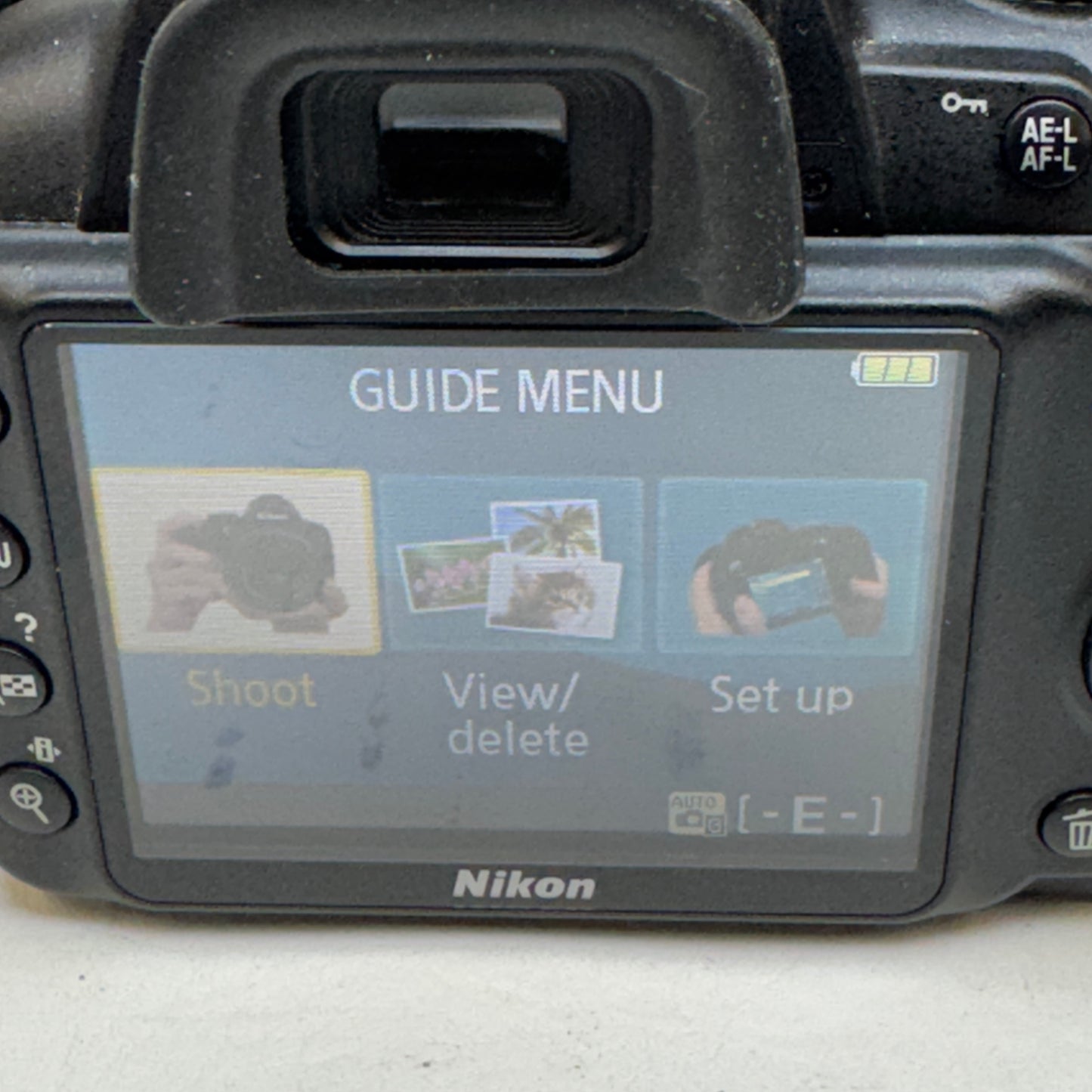 Nikon D3000 10.2MP Digital SLR DSLR Camera w/ Nikon 18-55mm F/3.5-5.6G AF-S VR DX Lens