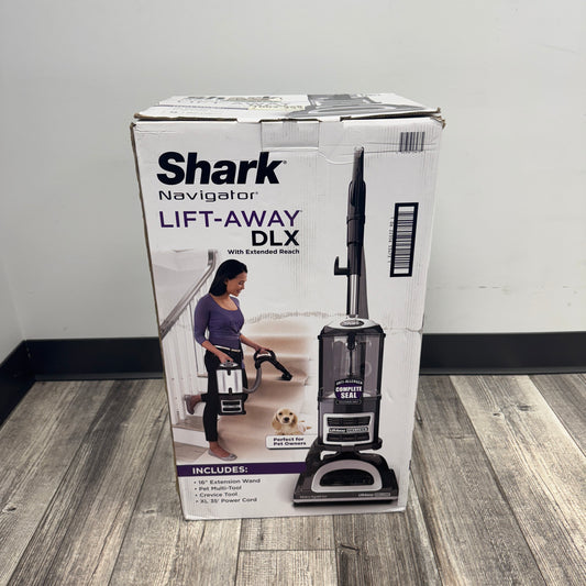 New Shark Navigator Lift-Away Deluxe Vacuum Cleaner UV440