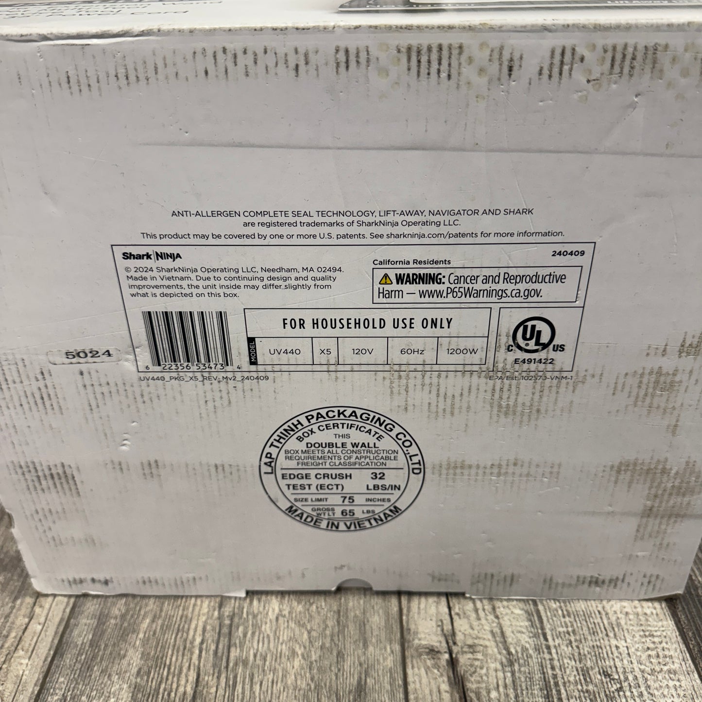 New Shark Navigator Lift-Away Deluxe Vacuum Cleaner UV440