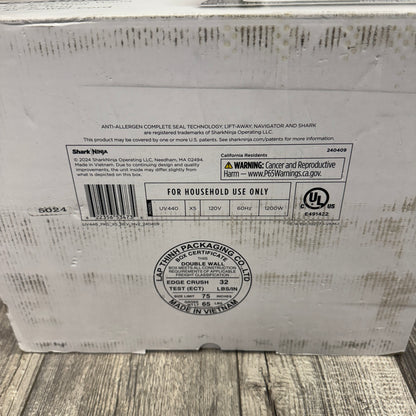 New Shark Navigator Lift-Away Deluxe Vacuum Cleaner UV440