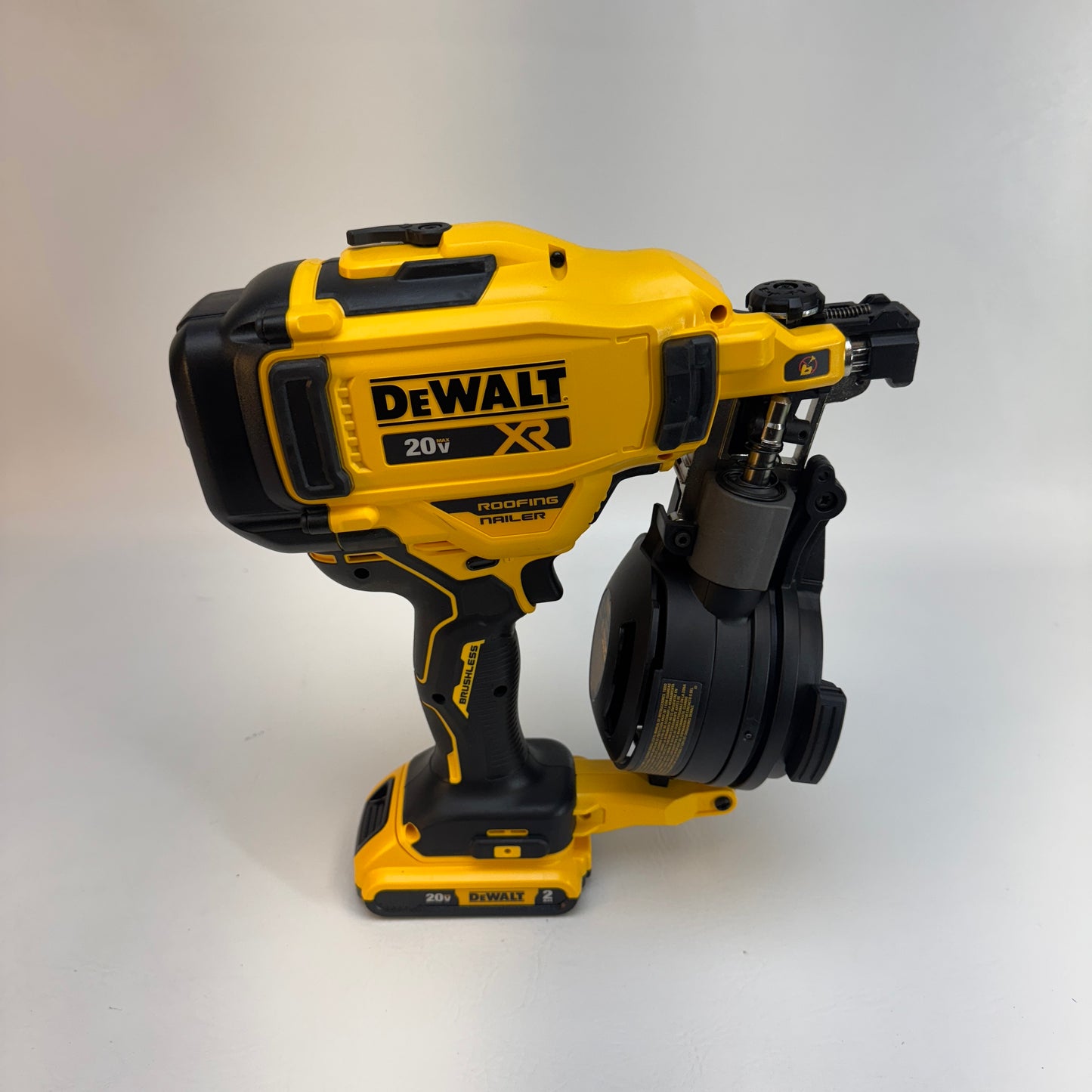 DeWalt DCN45RND1 20V MAX 15 Coil Roofer Nailer Kit