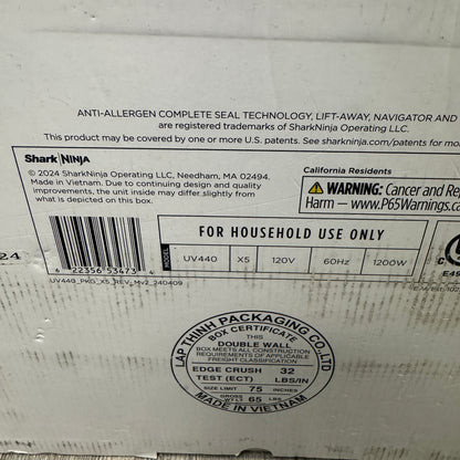 New Shark Navigator Lift-Away Deluxe Vacuum Cleaner UV440