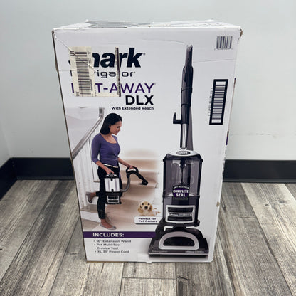 New Shark Navigator Lift-Away Deluxe Vacuum Cleaner UV440