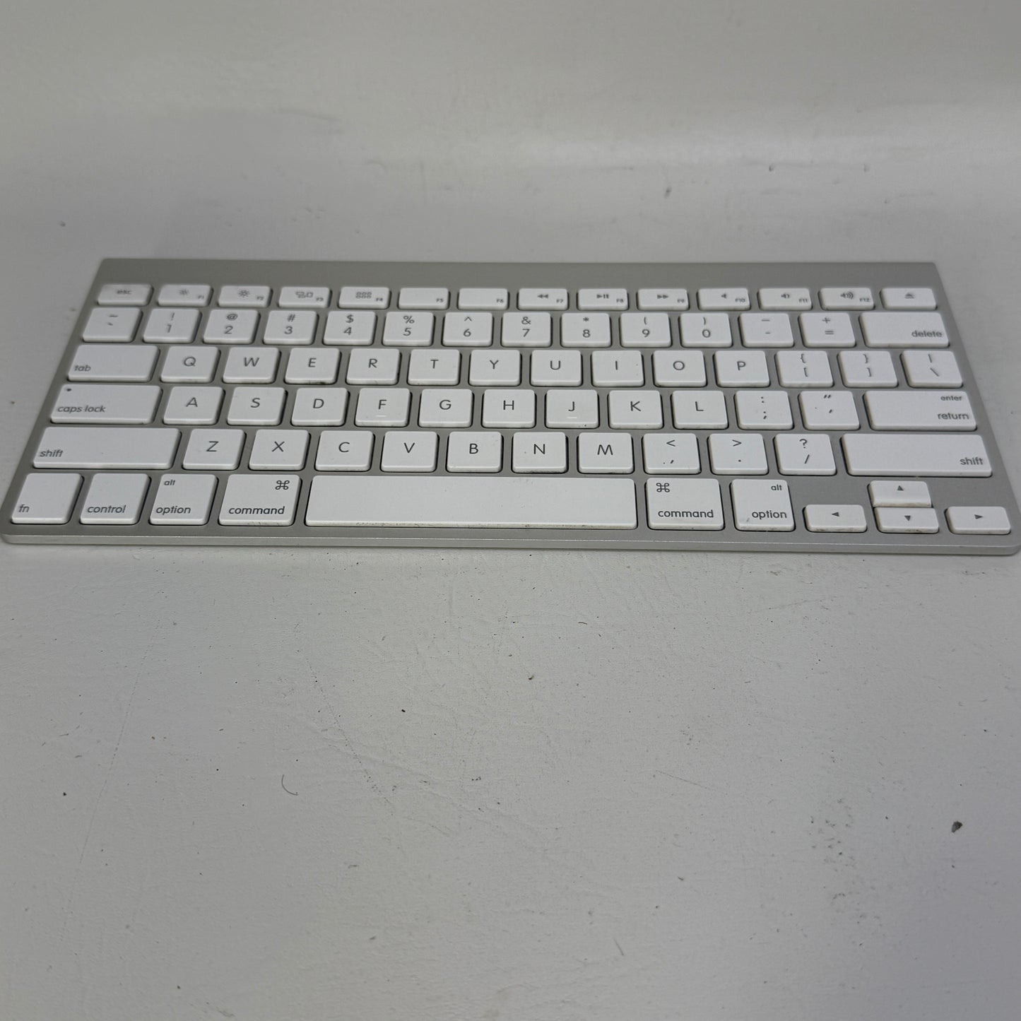 Apple Wireless Keyboard A1314 Bluetooth  Silver/White