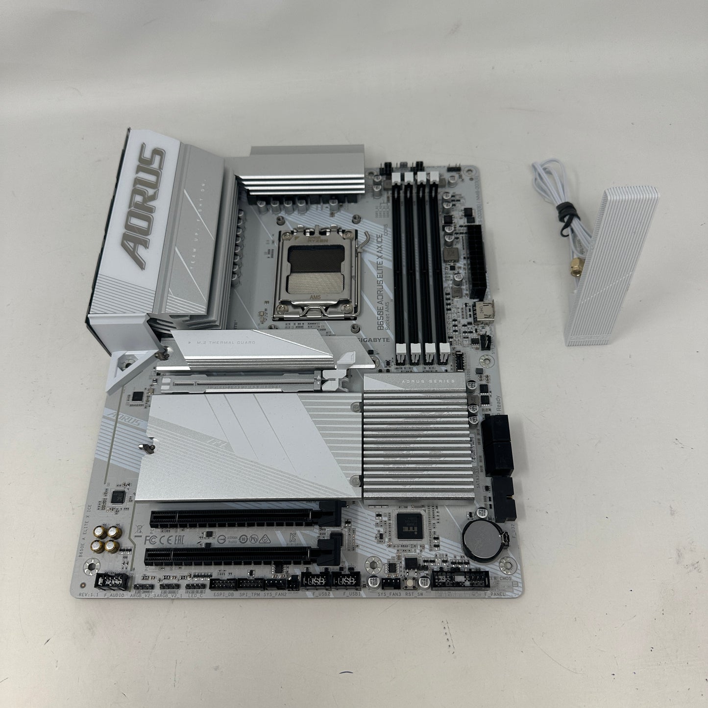  GIGABYTE B650E AORUS Elite X AX ICE AM5 ATX White Motherboard DDR5