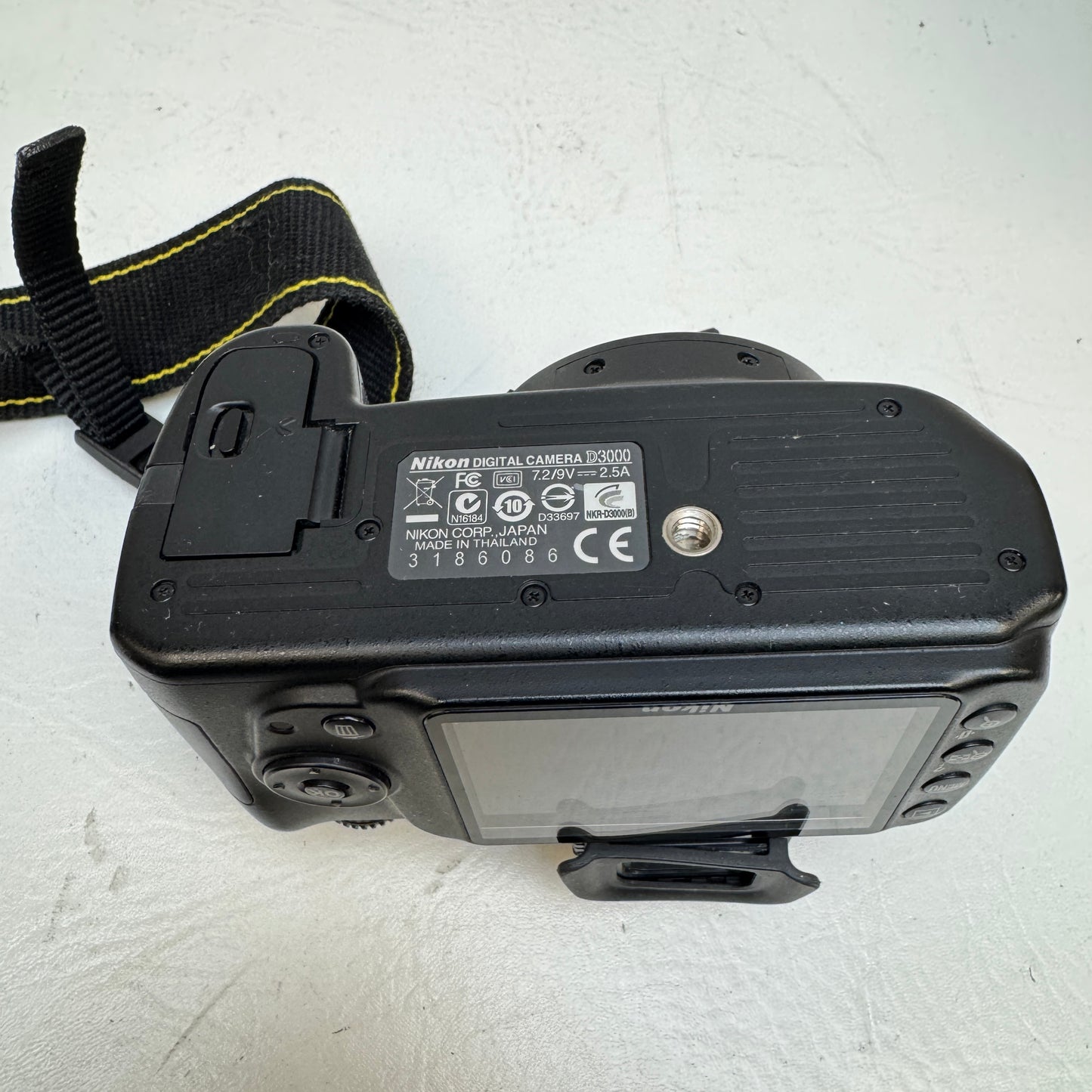 Nikon D3000 10.2MP Digital SLR DSLR Camera w/ Nikon 18-55mm F/3.5-5.6G AF-S VR DX Lens