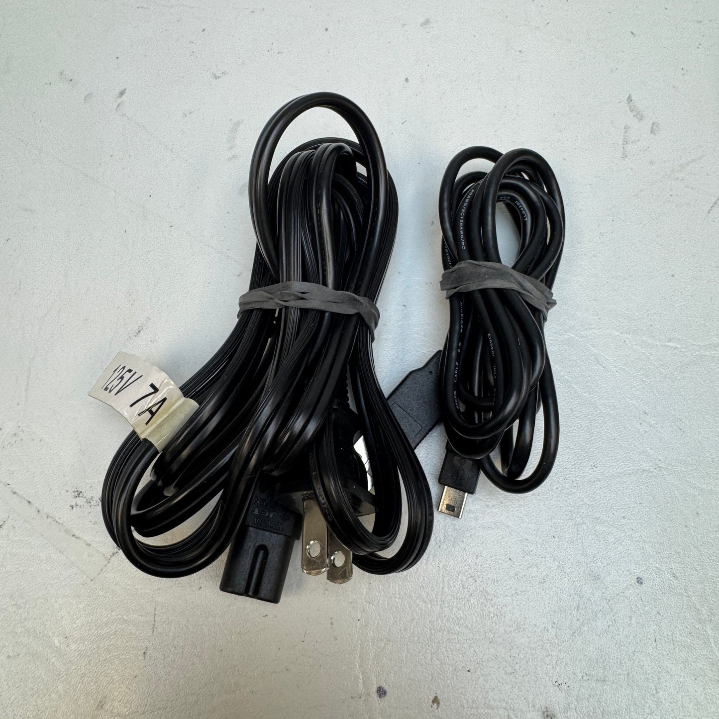 Nikon D3000 10.2MP Digital SLR DSLR Camera w/ Nikon 18-55mm F/3.5-5.6G AF-S VR DX Lens