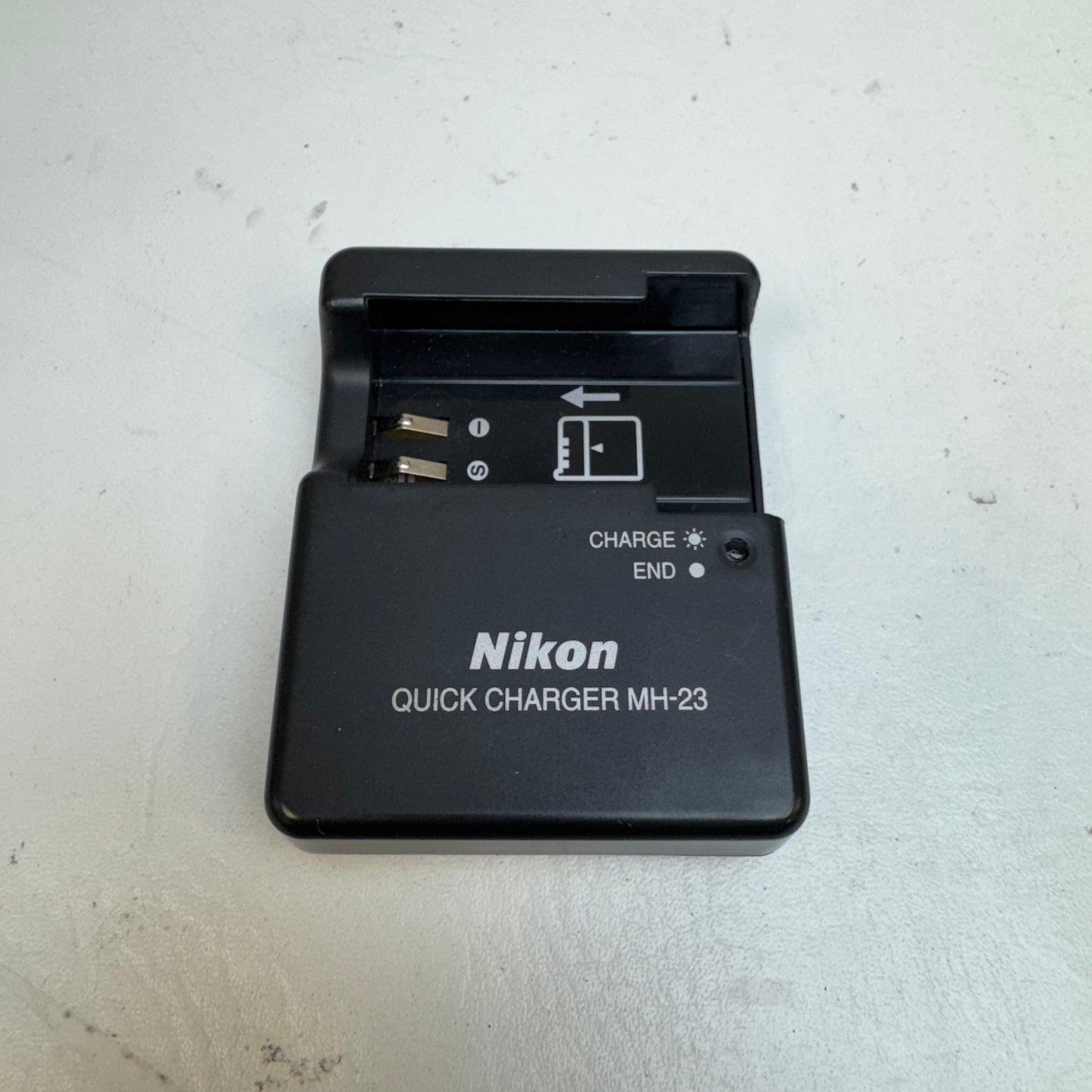 Nikon D3000 10.2MP Digital SLR DSLR Camera w/ Nikon 18-55mm F/3.5-5.6G AF-S VR DX Lens