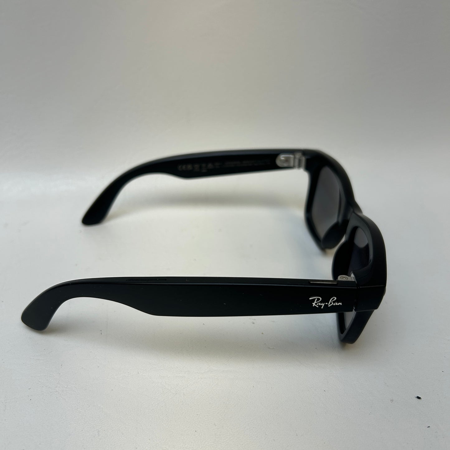 Ray-Ban Meta Wayfarer Gen 1 Matte Black Transitions RW4006 601S1M AI Smart Glasses