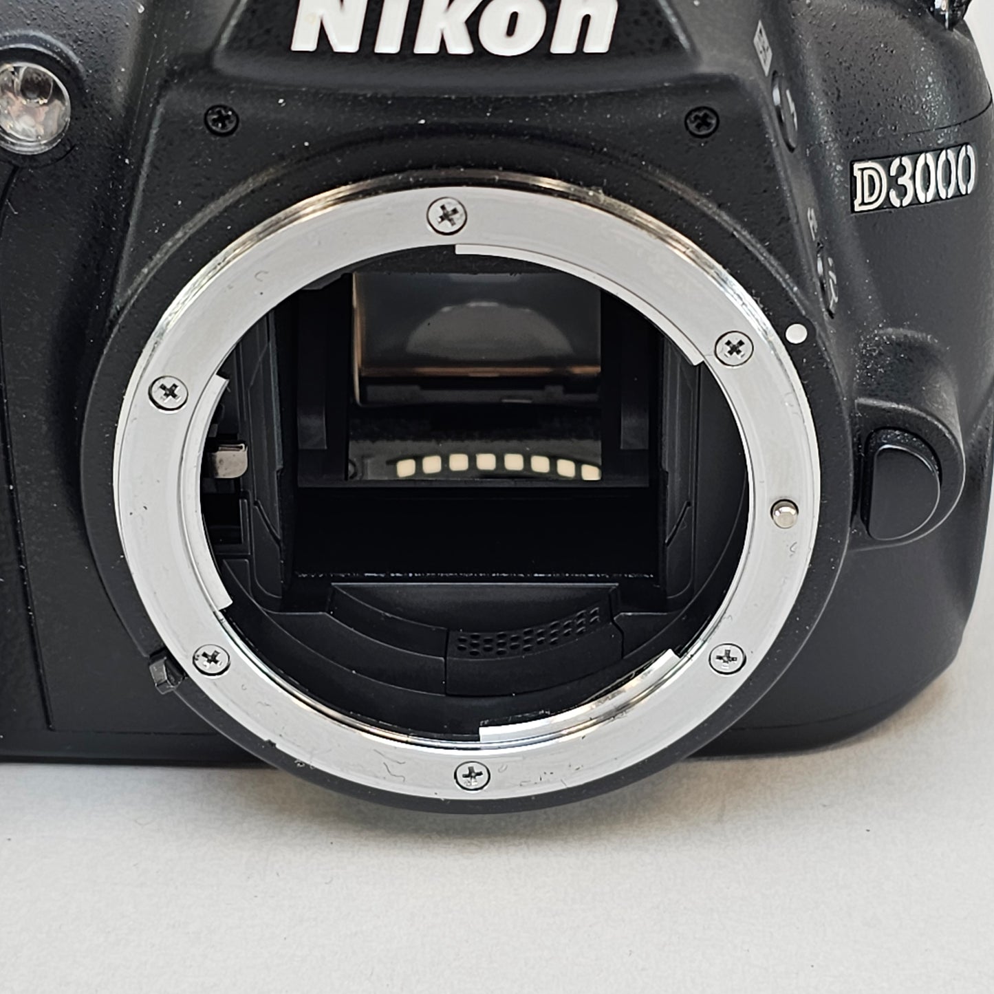 Nikon D3000 10.2MP Digital SLR DSLR Camera